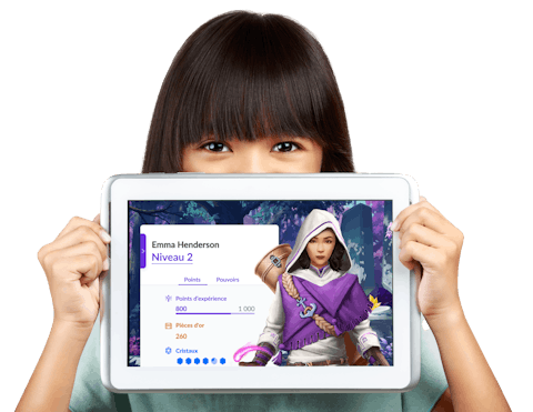 Fille qui tient une tablette avec une capture d'écran de son avatar Classcraft